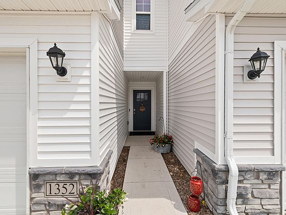 3rd image of 1352 NE 59th Ln