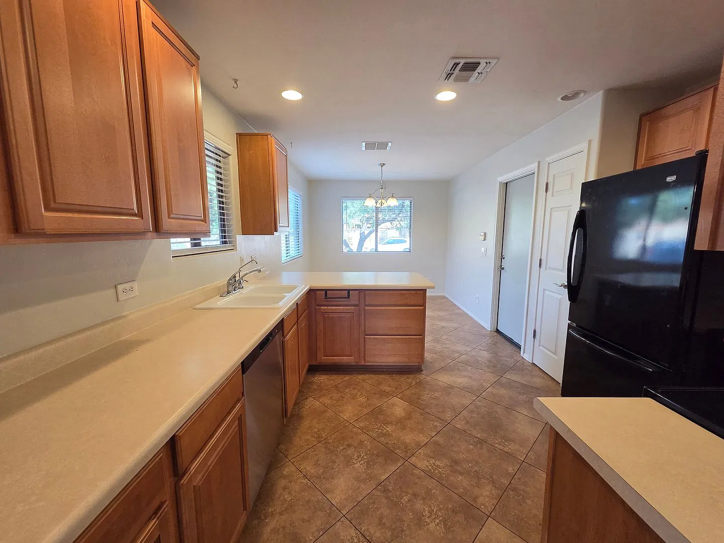 Beautiful 3bedroom 2bathroom 1/2 Month Free! — Photo 3