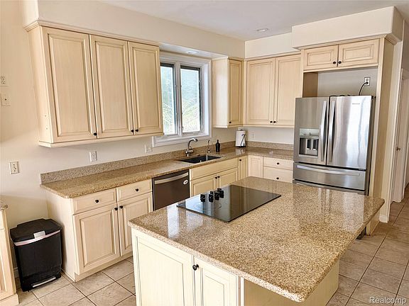 4th image of 9360 Oakmont Dr