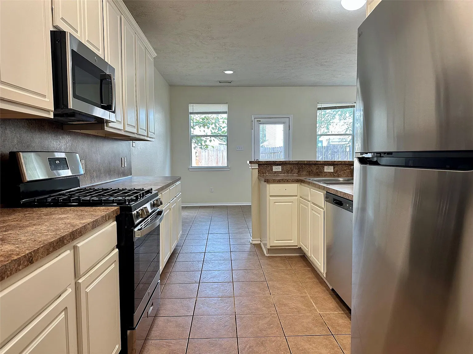 3 bed, 2.5 bath, 1699 sqft, $1,850 — Photo 3