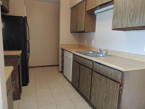 5th image of 8034 Antoine Dr APT 244