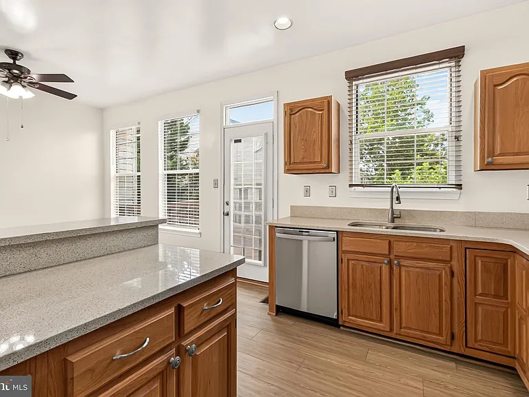 14637 Stream Pond Dr — Photo 18