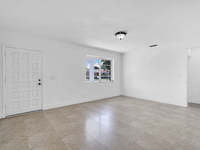 1040 SW 73rd Ct — Photo 6
