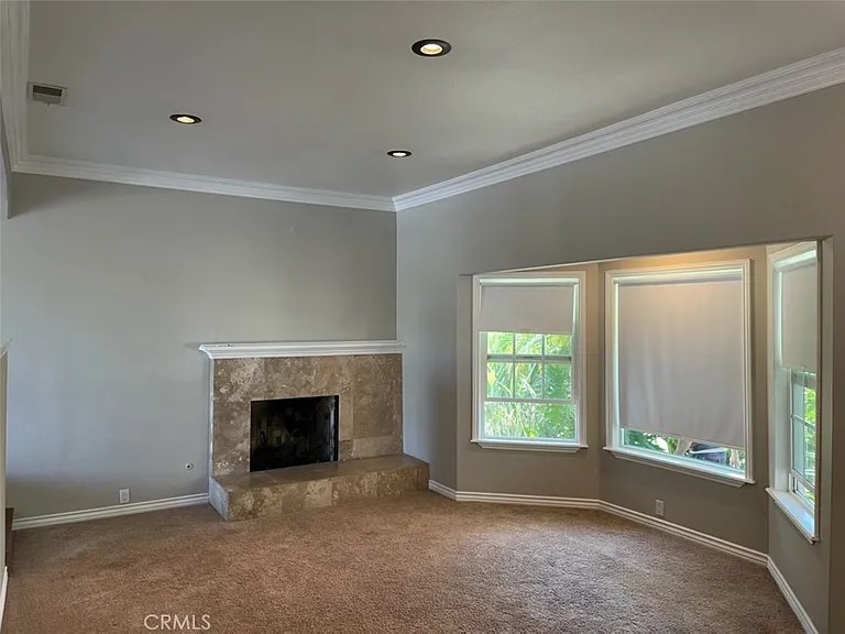 1049 Evergreen Ct — Photo 4