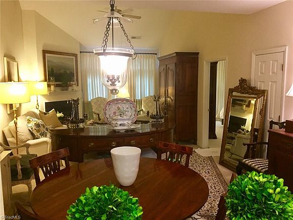 4th image of 221 Misty Waters Ln
