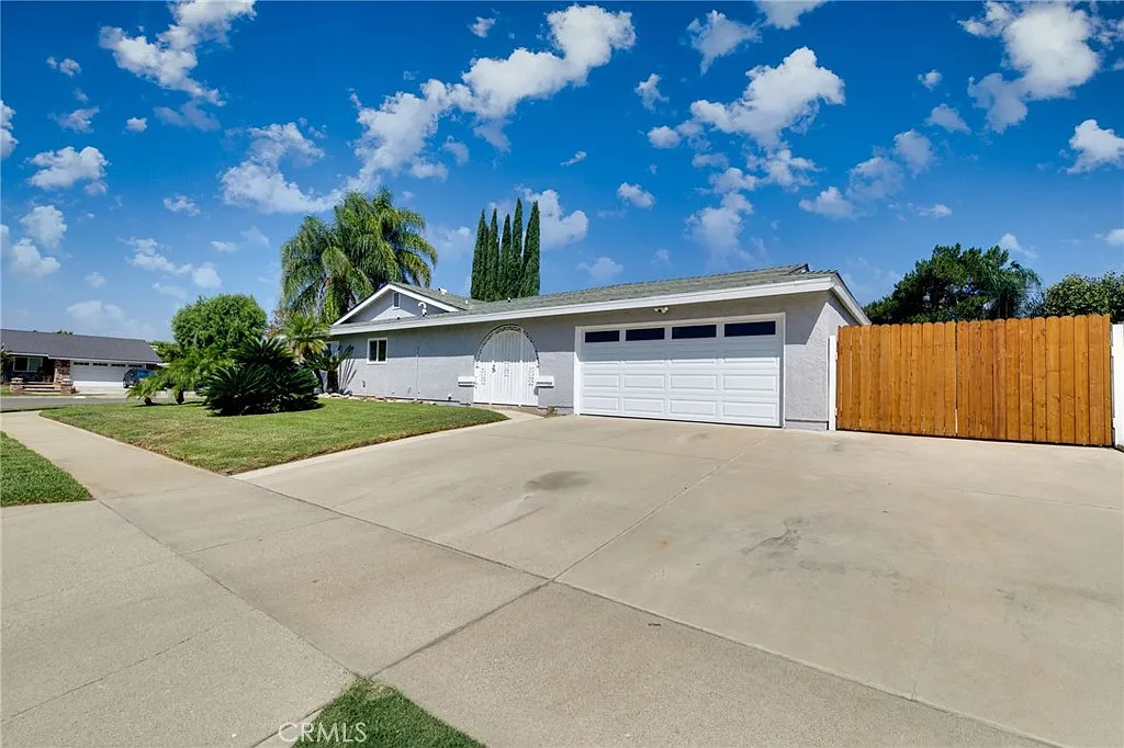 3 bed, 1256 sqft, $3,800 — Photo 3