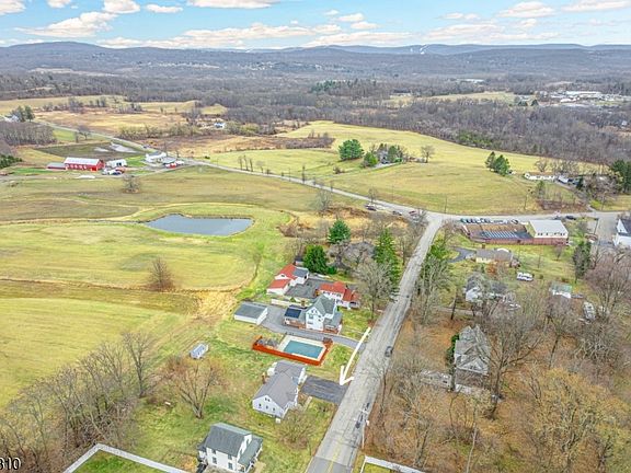 5th image of 53 Walnut St