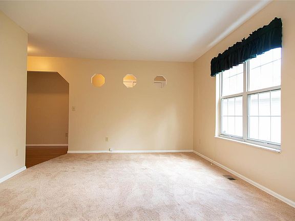 4th image of 126 Bennington Common Ct