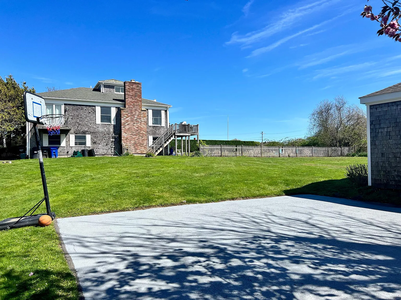 4 bed, 2570 sqft, $7,000 — Photo 2