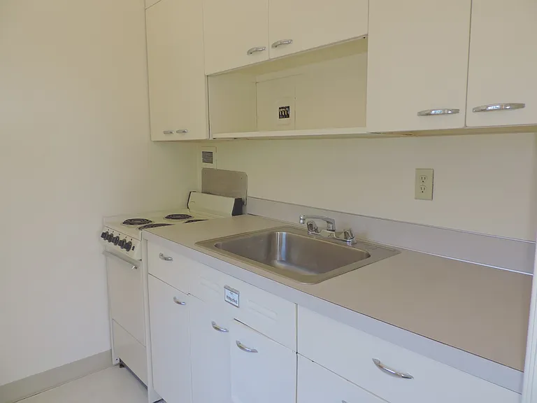 Eugene Manor Apartments — Photo 18