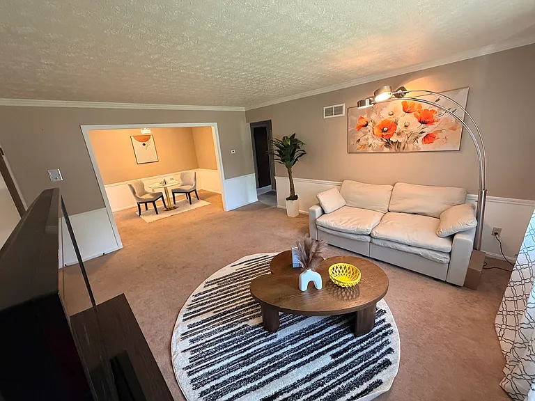 75 Mayflower Dr #4 — Photo 2