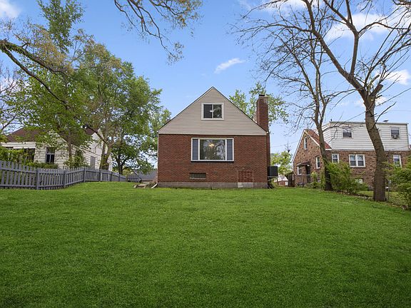 2nd image of 825 E 43rd Pl