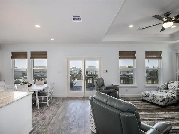 1169 Sailfish St, Hitchcock, TX 77563