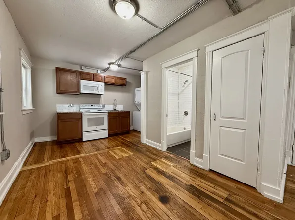 3201 Broadway, 3201 Broadway Blvd APT 13, Kansas City, MO 64111