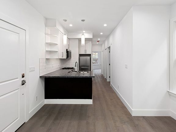 3rd image of 1555 Oak St APT 3