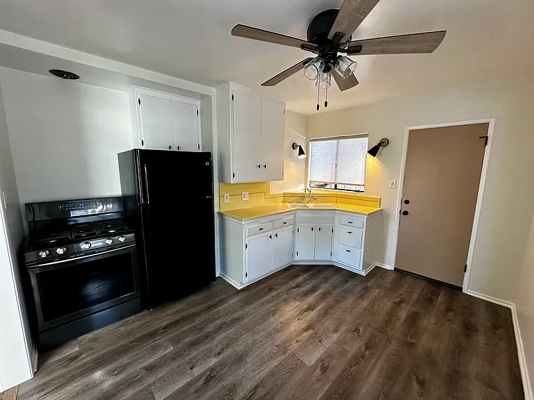 1624 Scott Ave — Photo 7