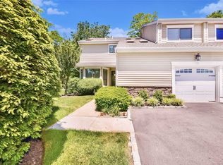 33 Villas Cir, Melville, NY 11747
