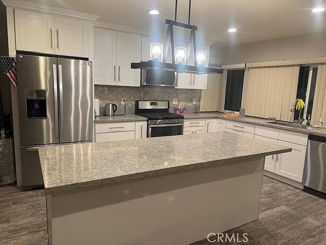 4 bed, 1916 sqft, $6,990 — Photo 3