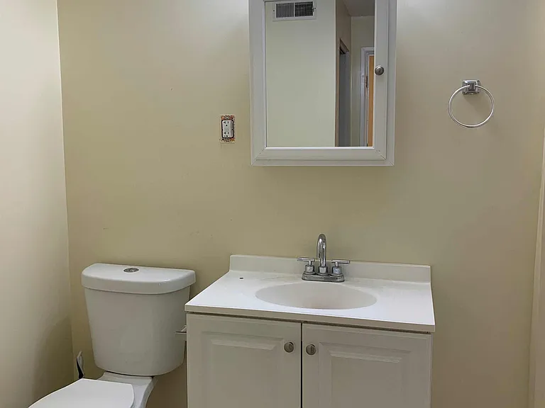 Essex Apartments — Photo 6