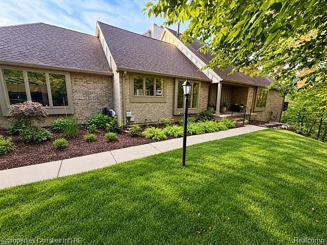 22241 Village Pines Dr, Franklin, MI 48025