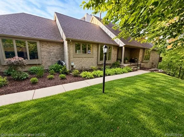 22241 Village Pines Dr, Franklin, MI 48025