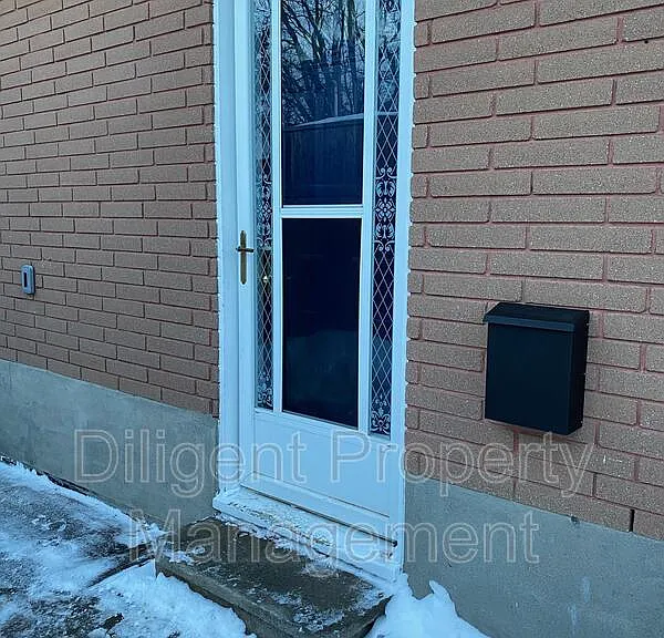 369 Applegrove Ave #LOWER — Photo 33