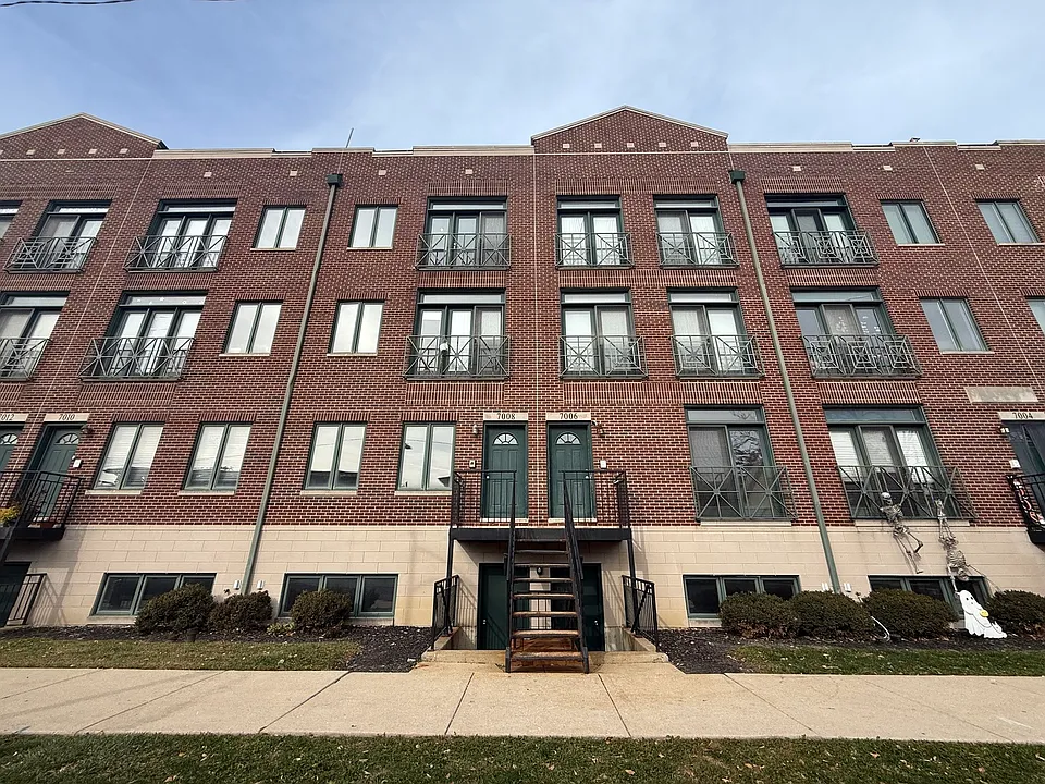 7016 W Medill Ave