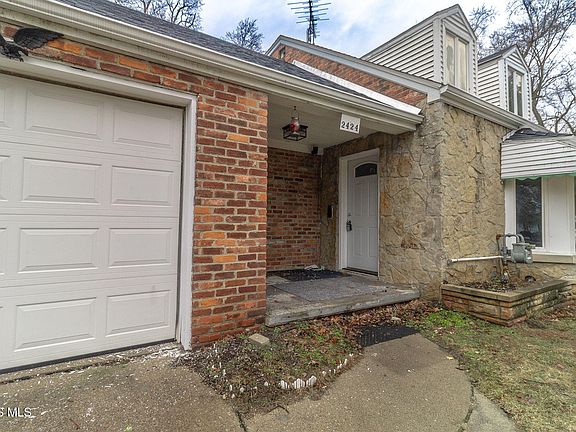 3rd image of 2424 Lark Ave