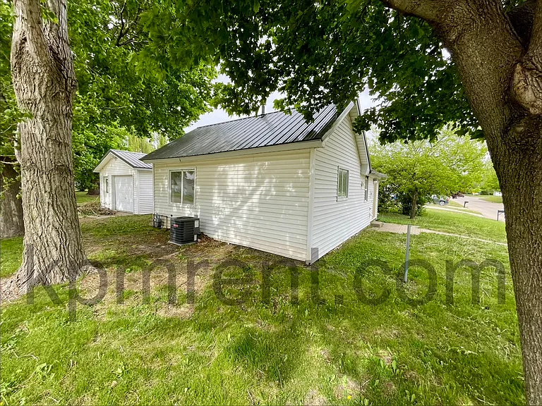 303 Chestnut St — Photo 2