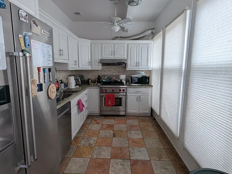 413 Constitution Ave NE — Photo 3