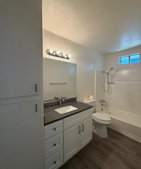935 Kenwood Ave — Photo 4