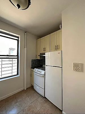2nd image of 26 Saint Nicholas Pl APT 5D