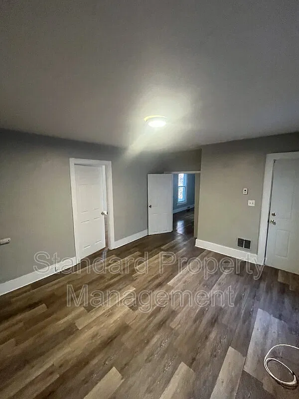 2 bed, 1.0 bath, $1,100 — Photo 3