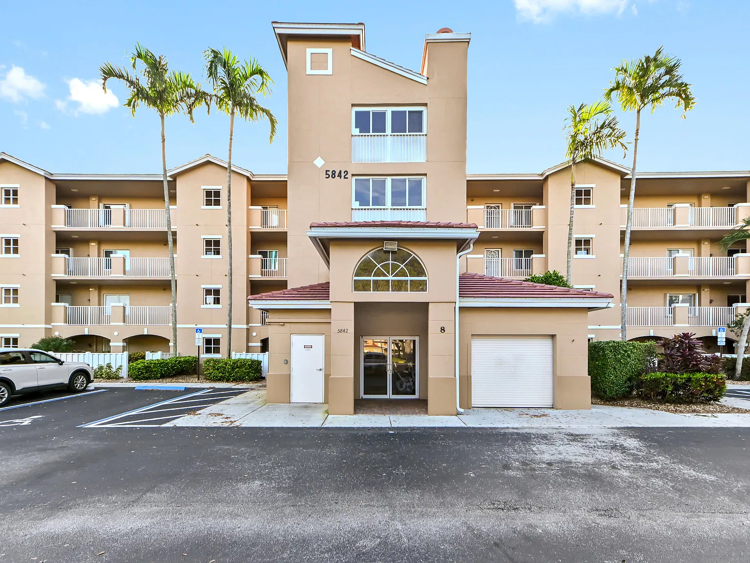 3 bed, 2.0 bath, 1392 sqft, $2,700 — Photo 1