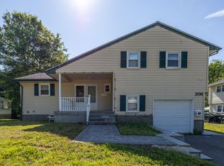 206 Mohegan Dr, West Hartford, CT 06117