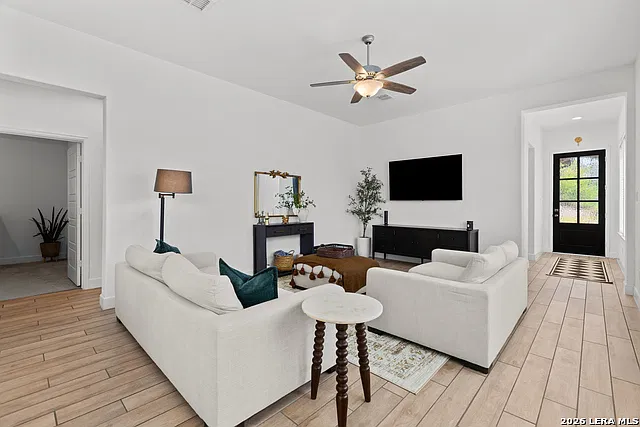 3 bed, 2.0 bath, 1650 sqft, $2,100 — Photo 4