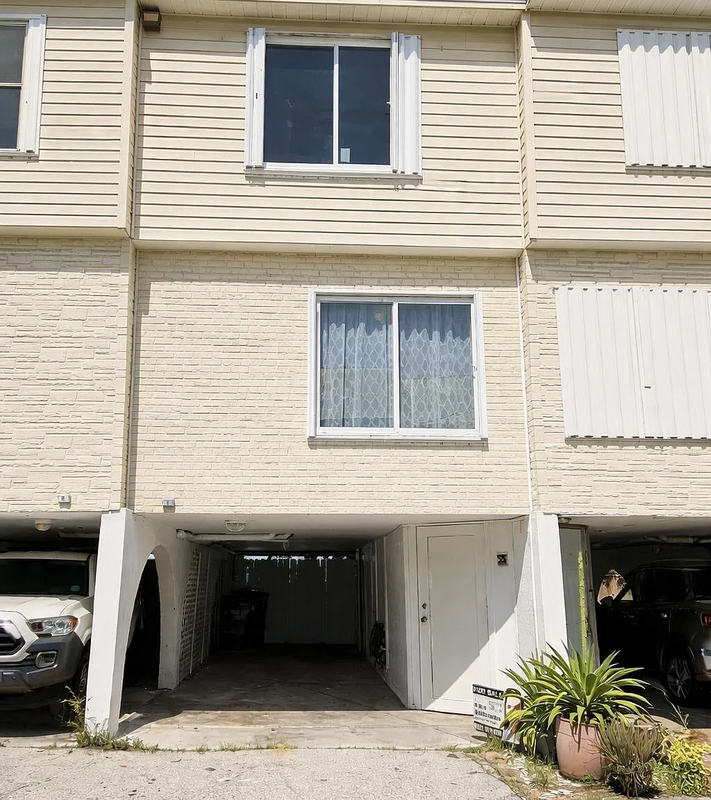 3 bed, 2.0 bath, 1050 sqft, $4,000 — Photo 1