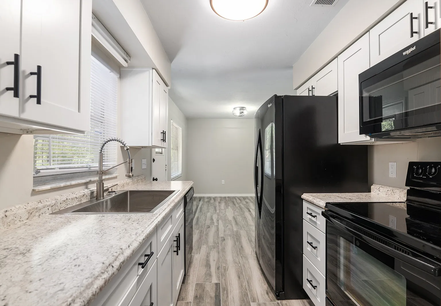 605 NW 9th Cir — Photo 3