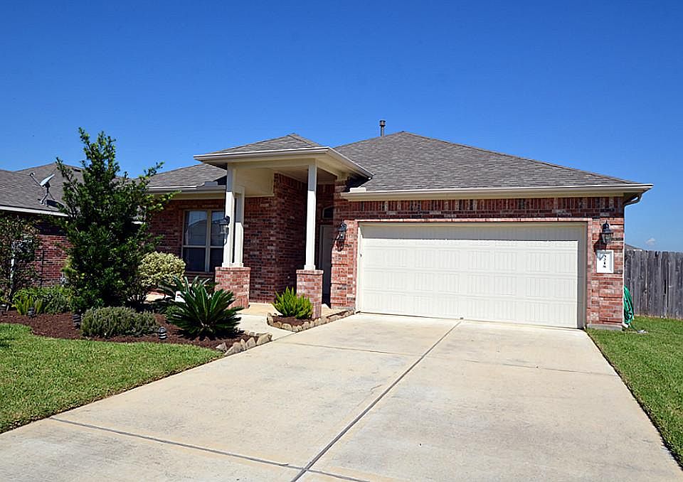 Lovely home in quiet neighborhood close to shopping and wonderful schools.