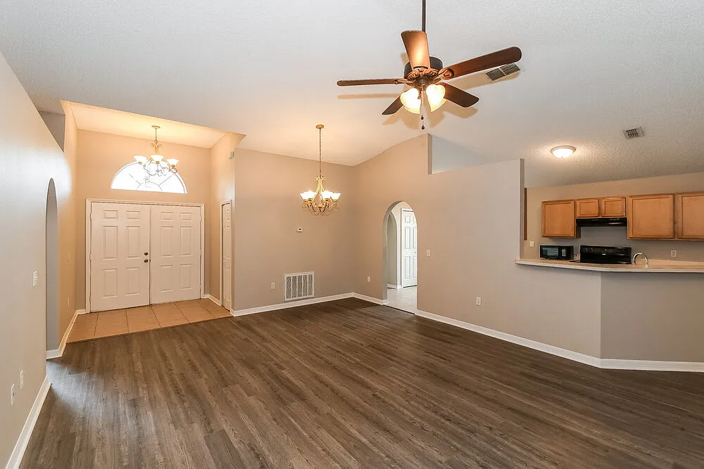 3 bed, 2.0 bath, 1632 sqft, $1,970 — Photo 3