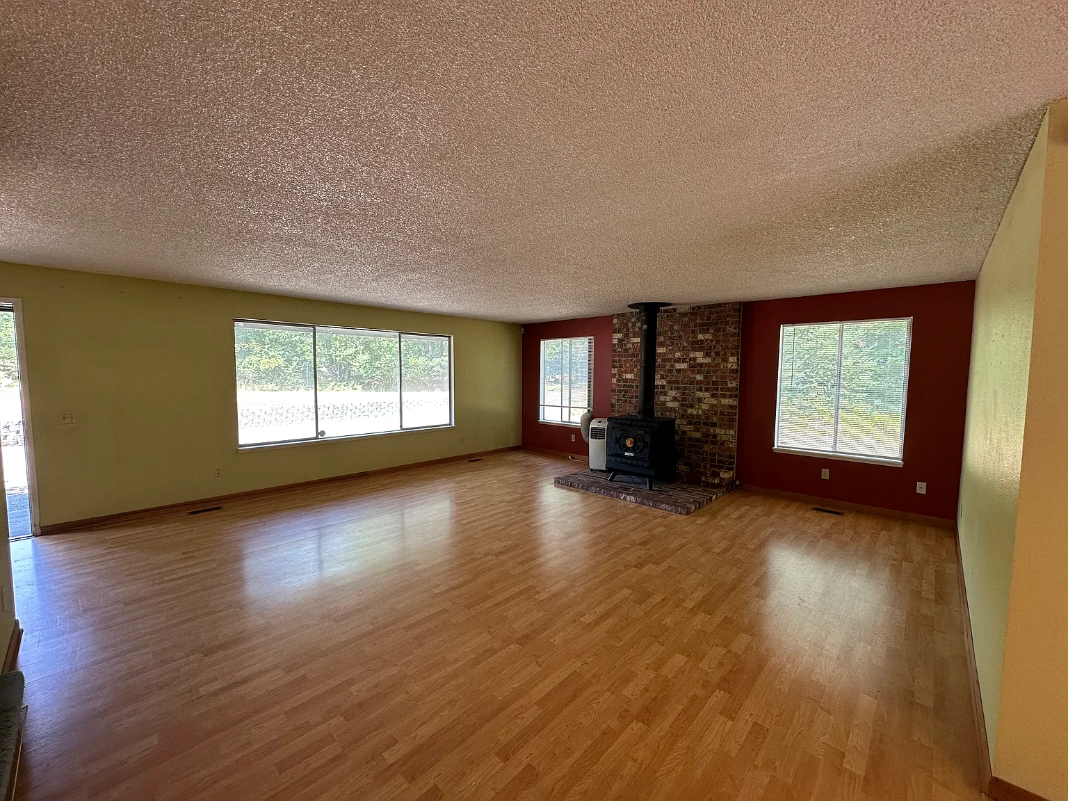 4 bed, 1360 sqft, $2,500 — Photo 2