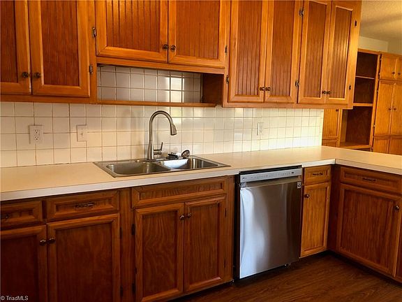 4th image of 104 White Oak Dr
