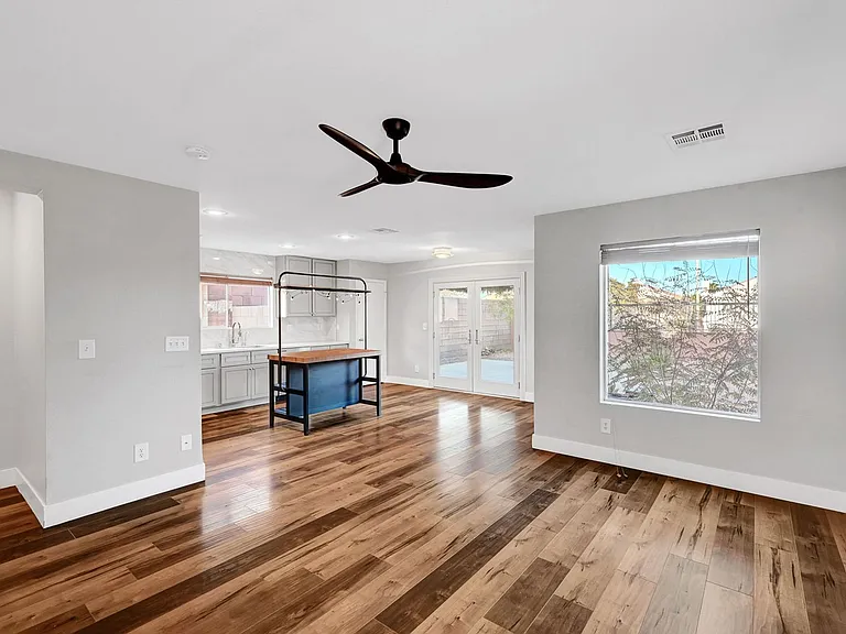 812 Sistine St — Photo 3