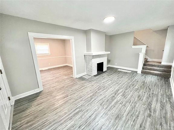 4th image of 452 Sandhurst Dr