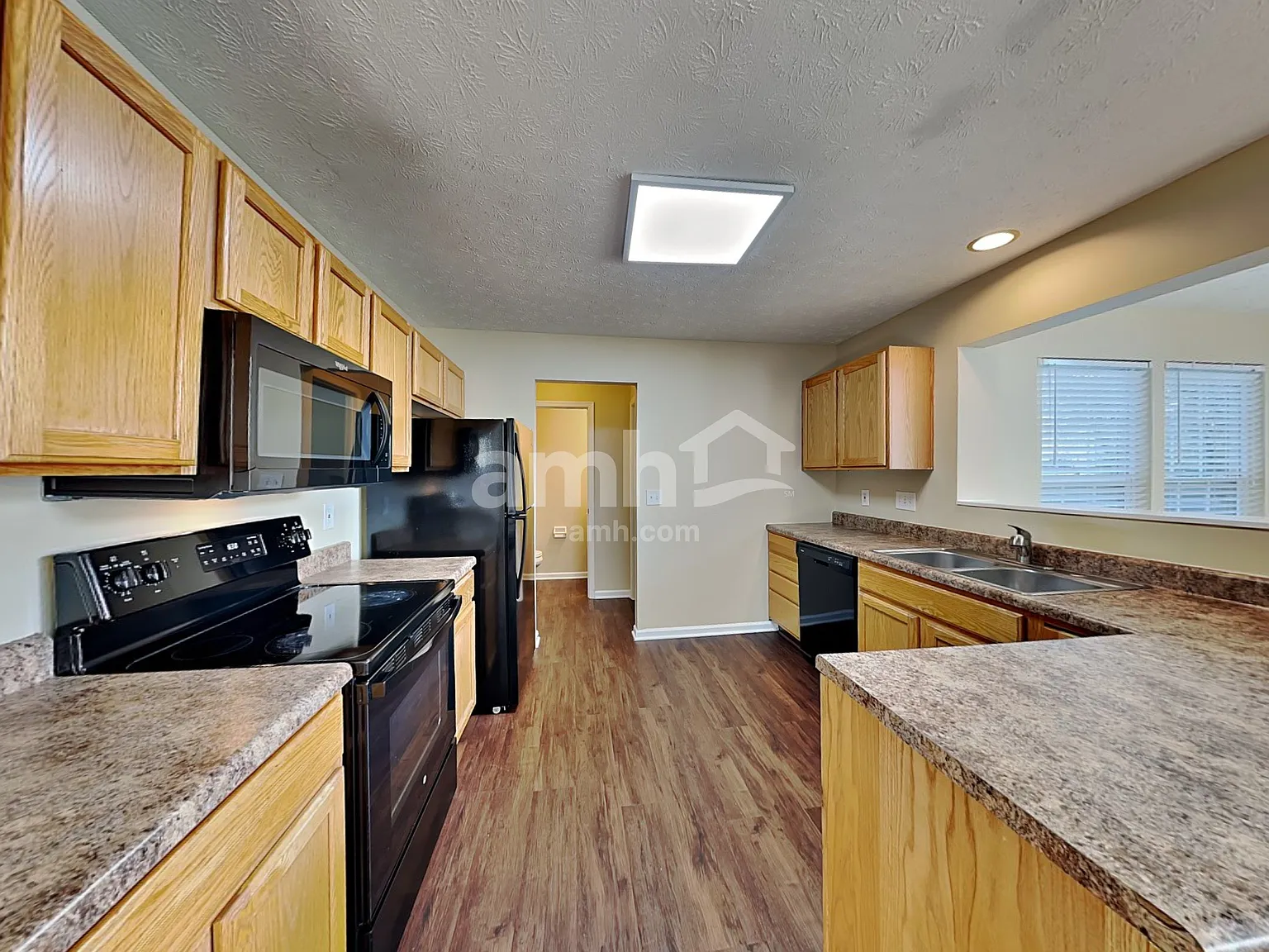 4 bed, 2.5 bath, 1876 sqft, $2,400 — Photo 3