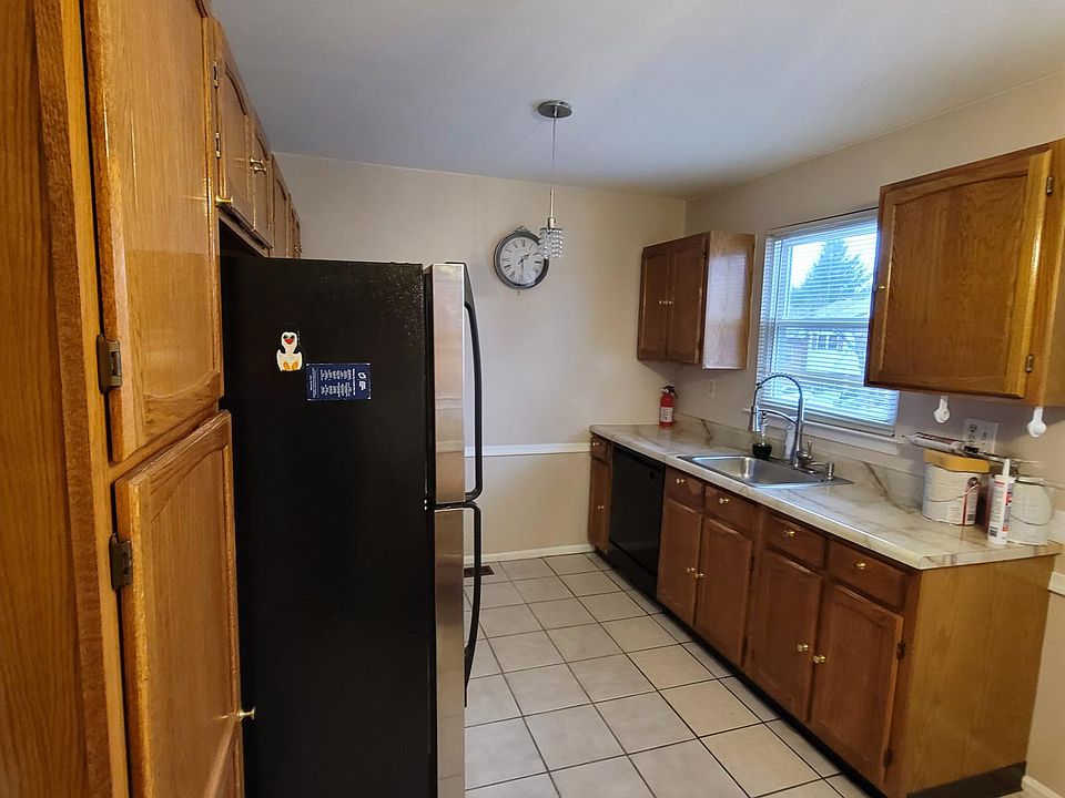 1st image of 890 Barlow St