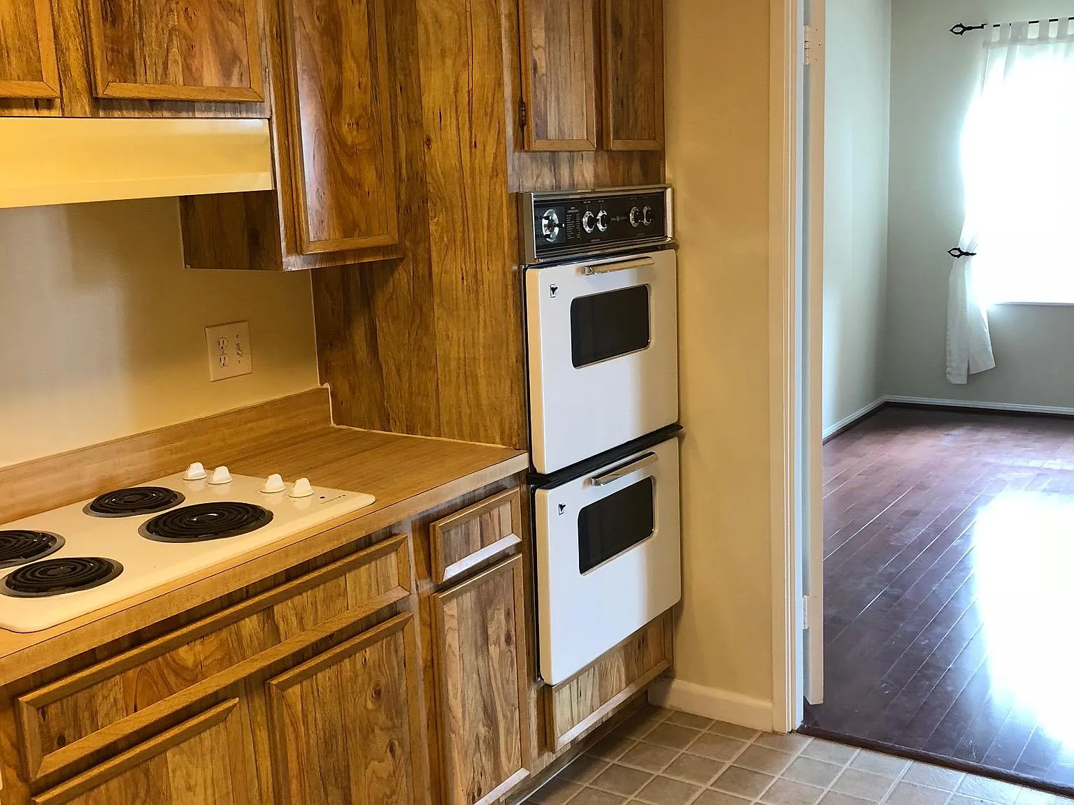 1 bed, 992 sqft, $2,100 — Photo 3