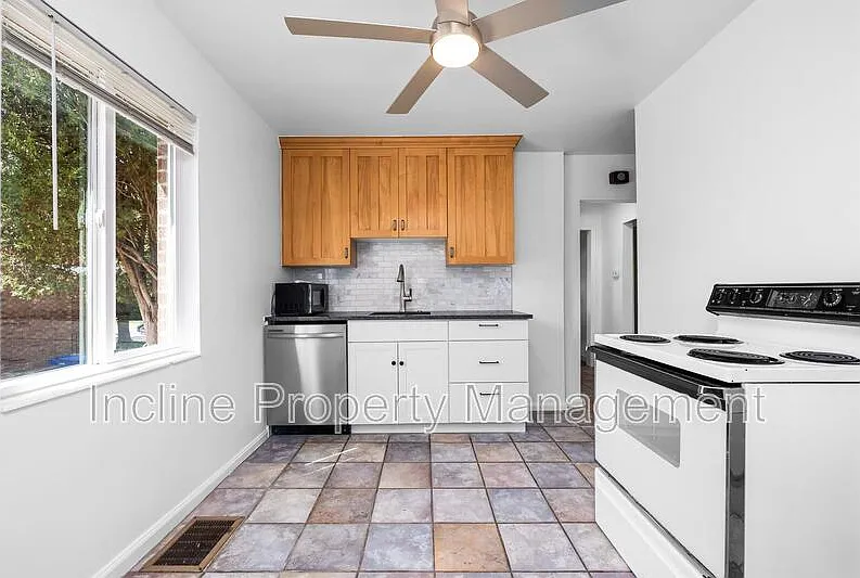 4 bed, 2.0 bath, 1582 sqft, $3,000 — Photo 4