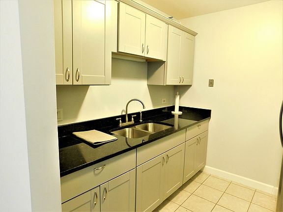 4th image of 270 Shorewood Dr APT 2D