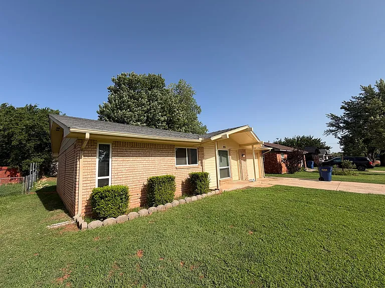 205 S Meadow Ln — Photo 2